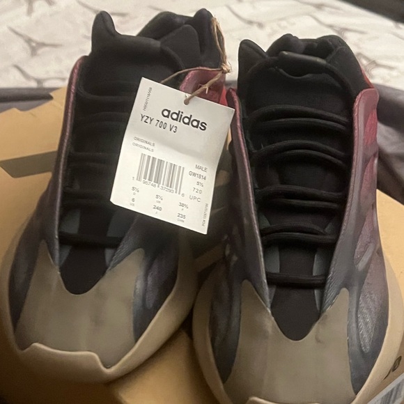 Yeezy 700 - Picture 3 of 9